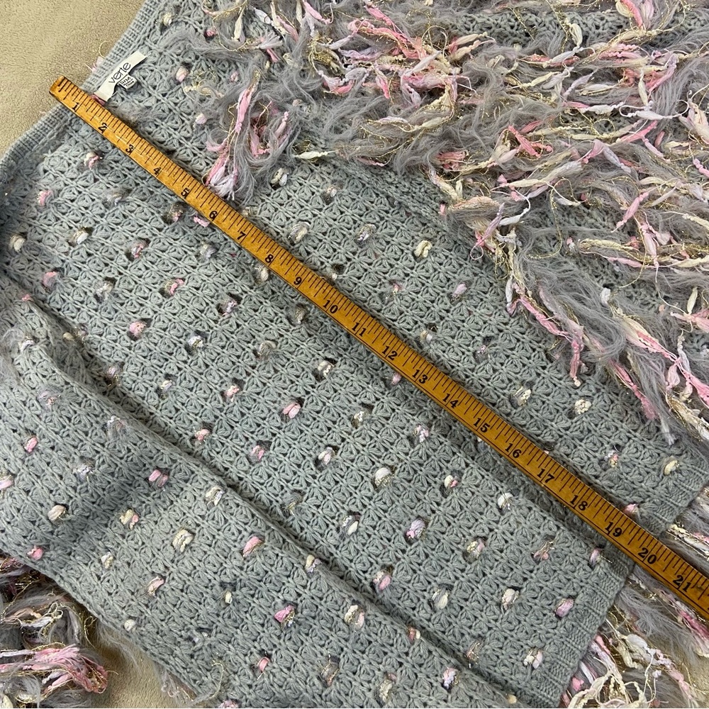 Verte Gray, Pink, White Ribbon and Yarn Adorn this fun Sweater size S/M - Picture 4 of 9